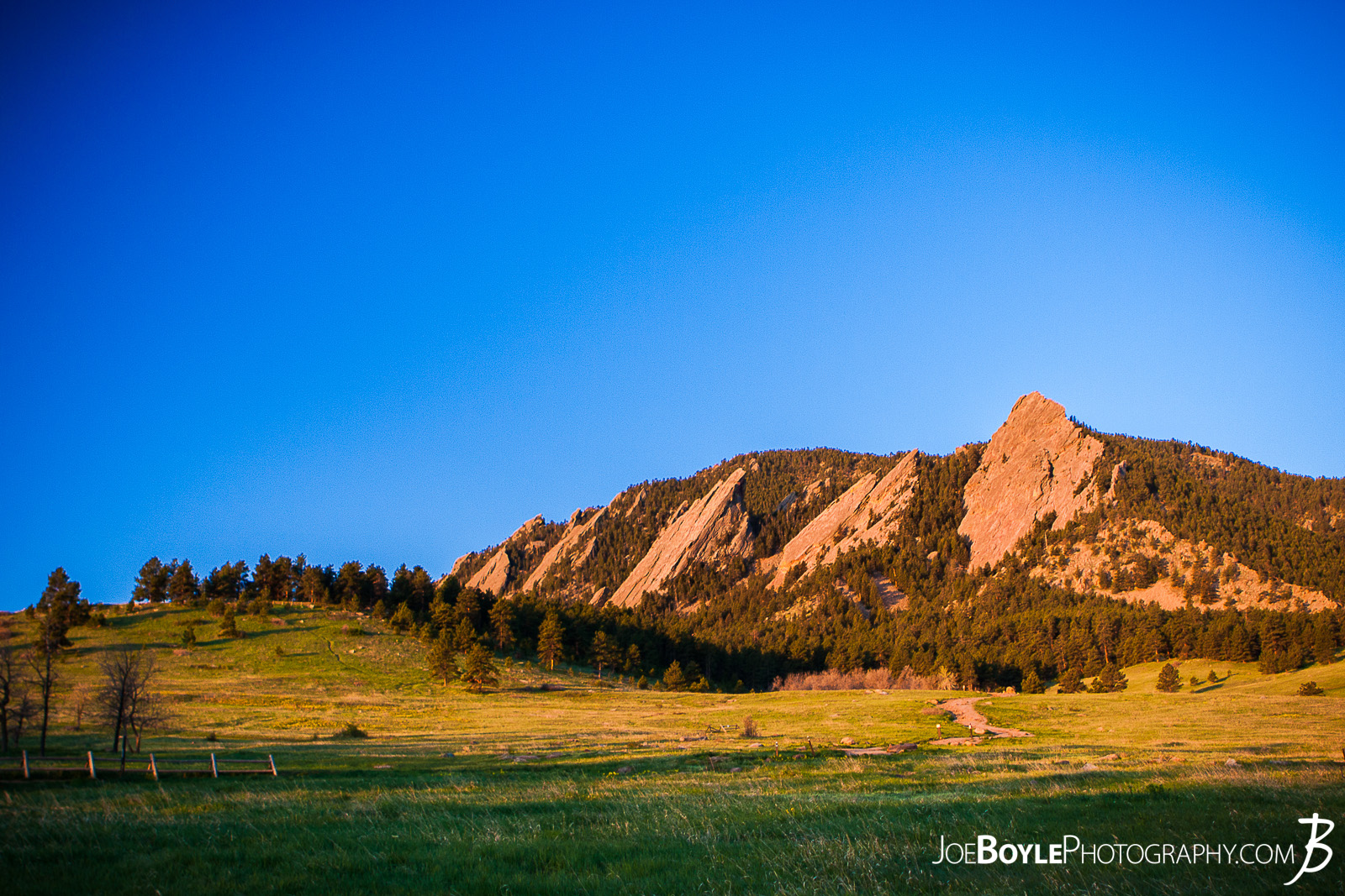  I made a stop over to Boulder, Colorado to check out the flatirons in Chautauqua State Park. I'm thankful there was a beautiful sunrise to draw the beauty out of the park and mountains! 