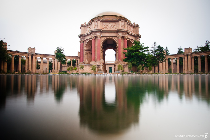 A photo of the Rotunda and pond of this San Francisco Palace.