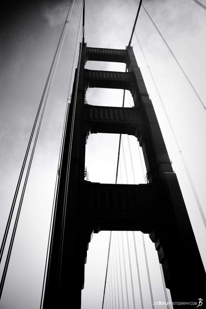 golden-gate-bridge-tower-black-white