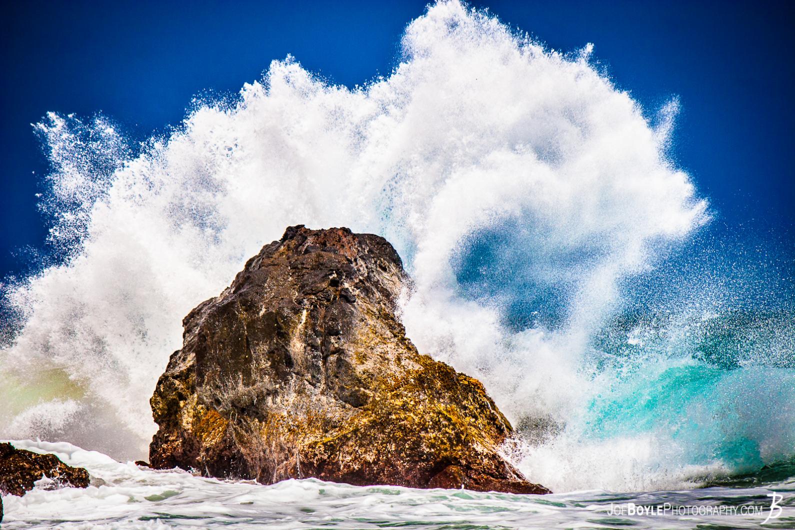 hawaii-ocean-wave-splashing-on-rock