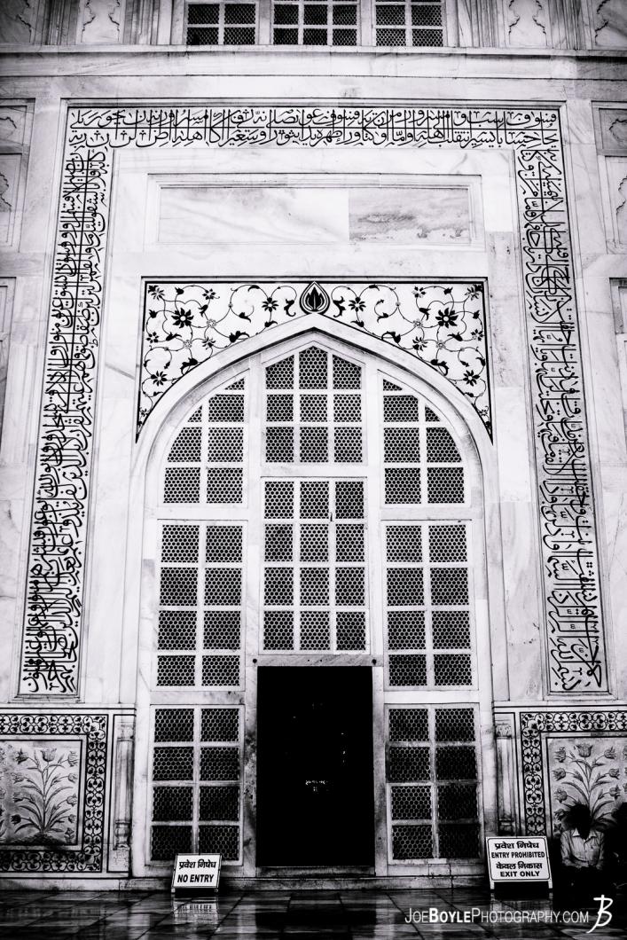 taj-mahal-doorway-black-white