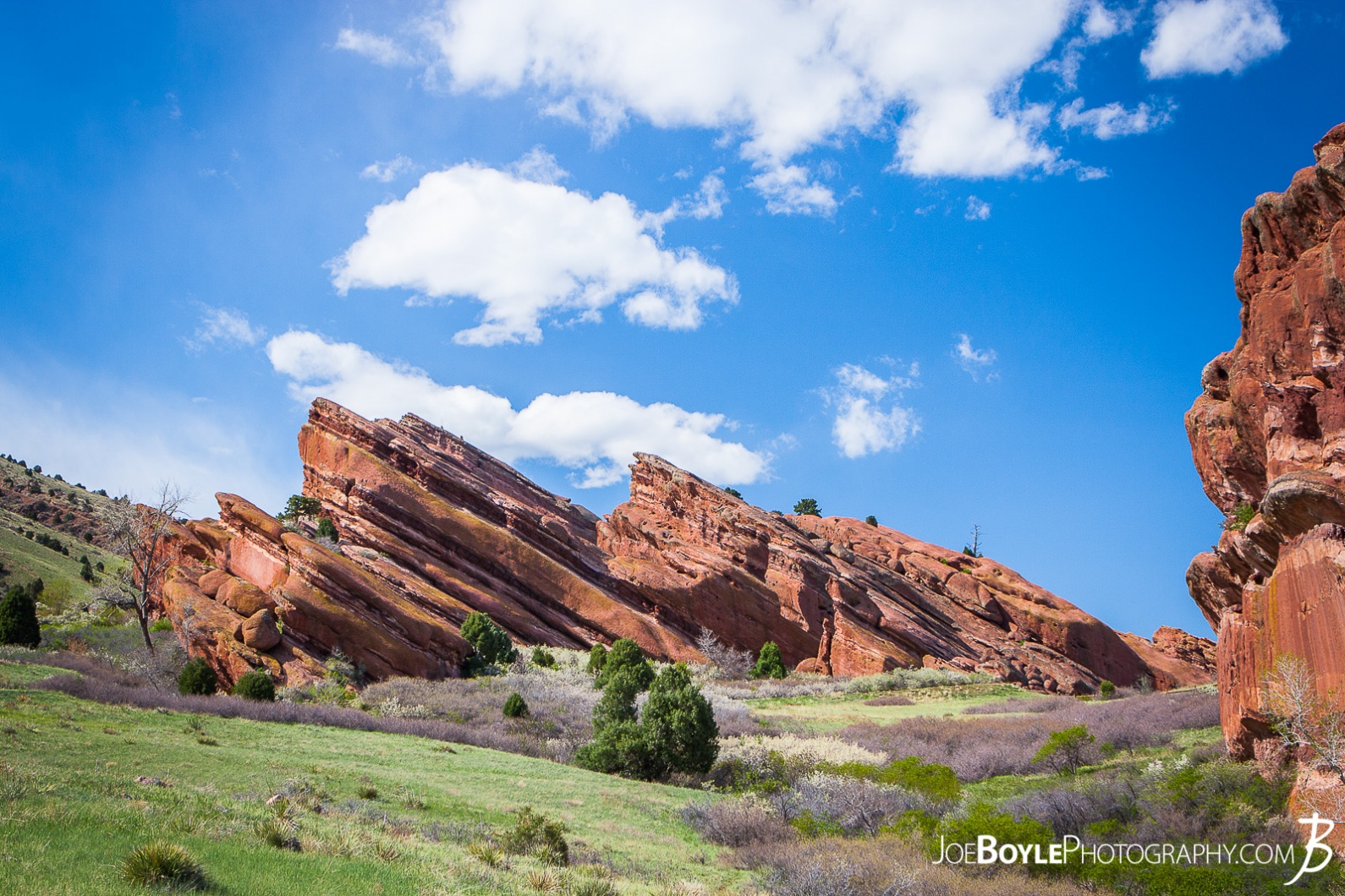 red-rocks-in-colorado-and-green-field-big-sky