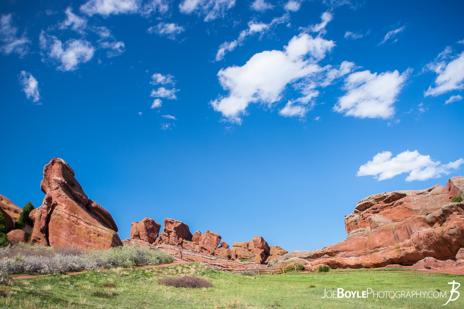 red-rocks-in-colorado-and-green-field-big-sky-landscape